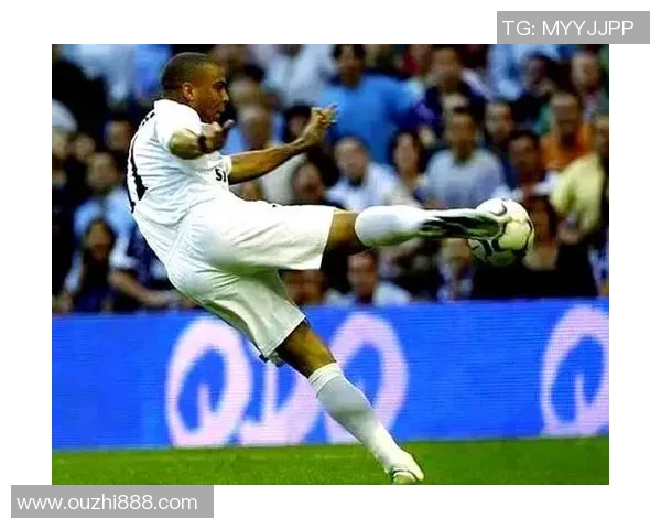 足球明星精彩瞬间角球踢球姿势全景展示与技巧解析 足球明星精彩瞬间角球踢球姿势全景展示与技巧解析